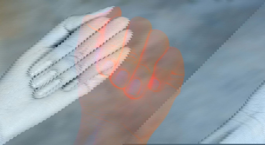 Niedobór, jakiej witaminy odpowiada za białe plamy na paznokciach?