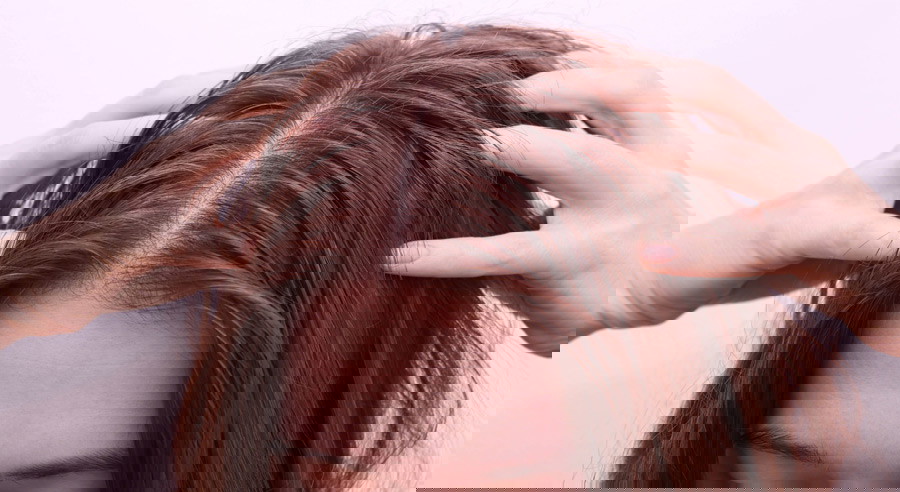 Wypadanie włosów - jakich witamin brakuje i jakie są przyczyny? Zadbaj razem z nami o kondycję włosów